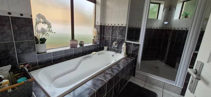 To Let 4 Bedroom Property for Rent in Hersham Western Cape